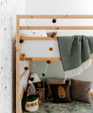 Pokój dziecięcy z drewnianym łóżkiem piętrowym oraz tapetą na ścianie