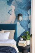 Sypialnia z tapetą w niebieskich odcieniach na ścianie