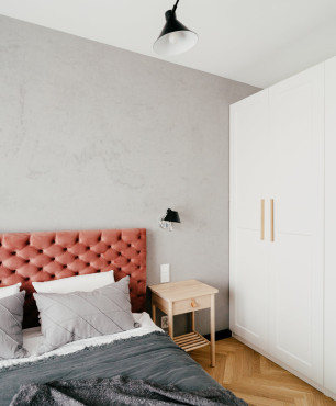 Sypialnia w stylu klasycznym z tapicerowanym łóżkiem