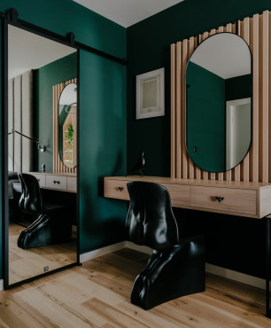 Sypialnia z toaletką z eliptycznym lustrem zamontowanym na drewnianym lamelu