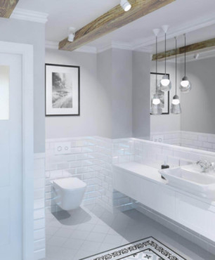 Łazienka z białymi płytkami na ścianie i drewnianymi belkami na suficie