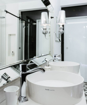 Łazienka w stylu glamour z dwoma, okrągłymi umywalkami nablatowymi