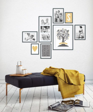 Salon z kolażem ze zdjęć w ramkach na ścianie