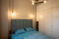 Sypialnia z niebieskim, tapicerowanym łóżkiem kontynentalnym