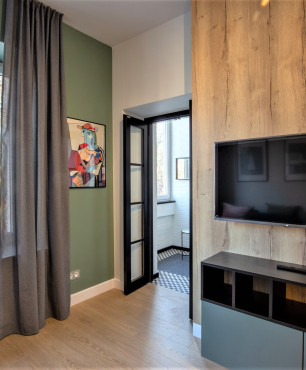 Salon z drewnem i telewizorem na ścianie oraz panelami na podłodze