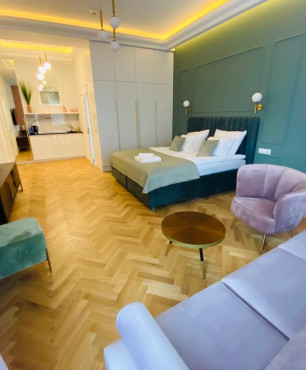 Duża sypialnia hotelowa z panelami winylowymi na podłodze