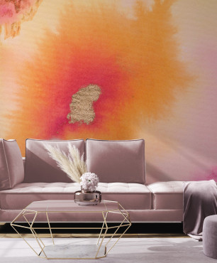 Salon z tapetą w kolorze zachodzącego słońca na ścianie
