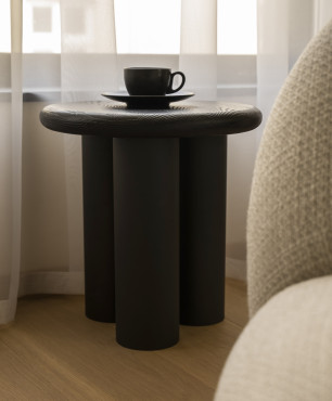 Mały, drewniany stolik kawowy w salonie