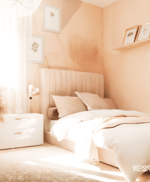 Sypialnia z tapicerowanym łóżkiem oraz ścianami w beżowym kolorze