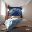 Sypialnia z łóżkiem kontynentalnym oraz niebieską tapetą ze skrzydłem anioła na ścianie