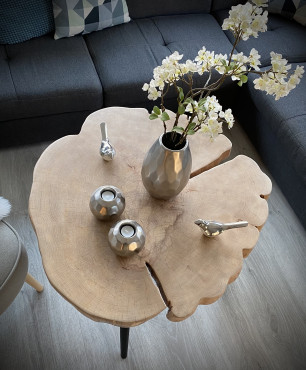Drewniany stolik w salonie