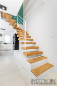 Drewniane schody z białą barierką