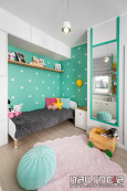 Pokój dziecięcy z zielonym kolorem ścian oraz meblami w zabudowie