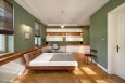 Duża sypialnia z zielonymi ścianami