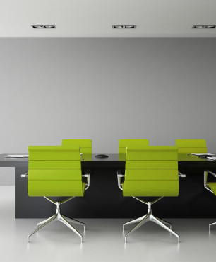 Duże biuro z zielonymi fotelami