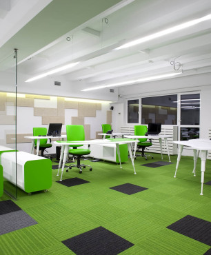 Nowoczesne biuro z zieloną podłogą