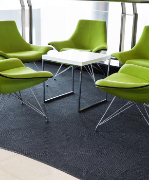 Zielone fotele w biurze