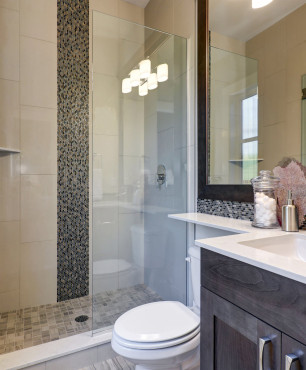 Łazienka z prysznicem i mozaiką