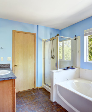 Niebieska łazienka z wanną i prysznicem