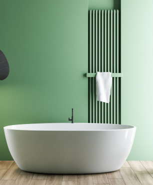 Designerska zielona łazienka  z wolnostojącą wanną