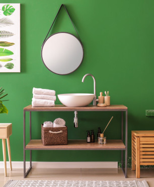 Łazienka z zieloną cegłą na ścianie