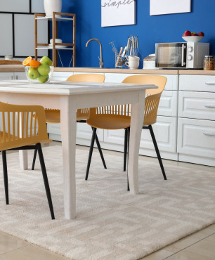 Biało-niebieska kuchnia ze stylowymi krzesłami