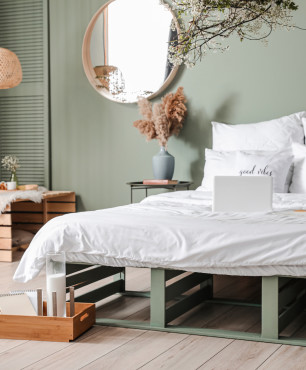 Drewniane, zielone łóżko w sypialni