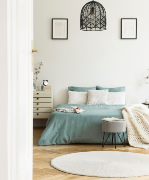 Okrągły, biały dywan w sypialni