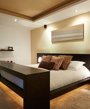 Projekt sypialni z brązowym łóżkiem