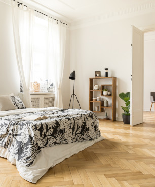 Kremowa sypialnia z drewnianym parkietem