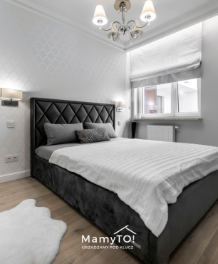 Sypialnia w stylu glamour z białą tapetą