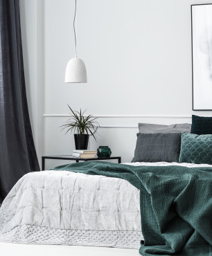 Mała sypialnia z szaro-zielonymi dodatkami