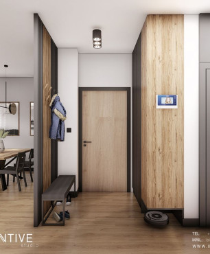 Wejście do mieszkania oddzielone drewnianą ścianą od salonu