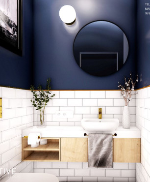 Projekt łazienki z obrazem w czarnej ramie