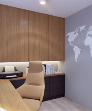 Małe biuro  z szarą ścianą z mapą