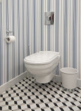 Toaleta z tapetą w marynistycznym stylu