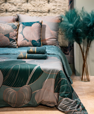 Sypialnia z łóżkiem kontynentalnym i pościelą z elementami floralnymi