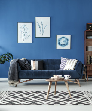 Salon z niebieską ścianą