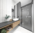 Aranżacja łazienki z prysznicem z drzwiami wahadłowymi