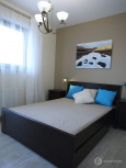 Mała sypialnia w stylu klasycznym z beżowymi ścianami