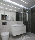 Łazienka z białą szafką wisząca i prysznicem typu walk-in