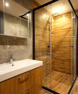 Prysznic ze ścianą imitującą drewno